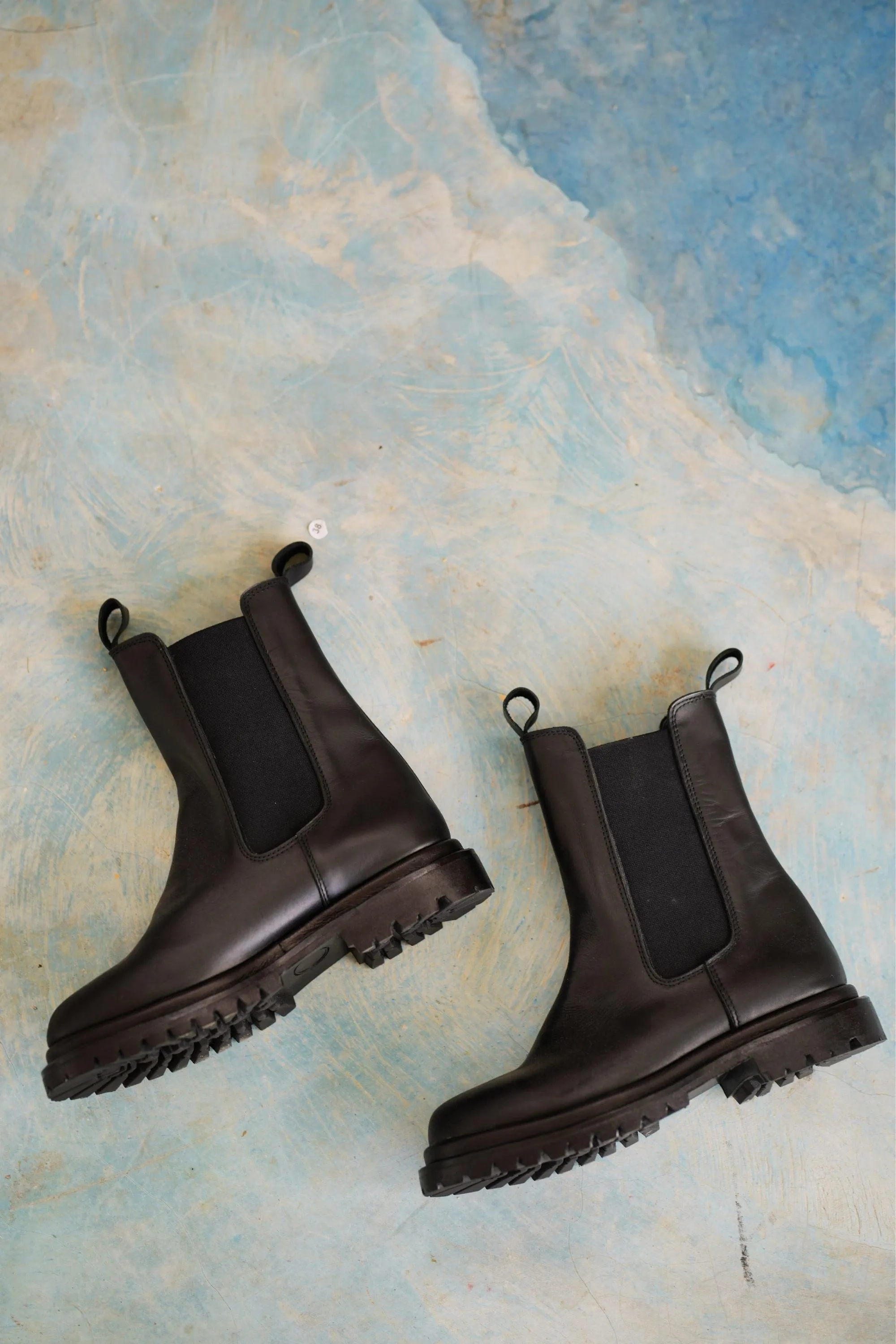 Jordyn Chelsea Leather Boots in Black