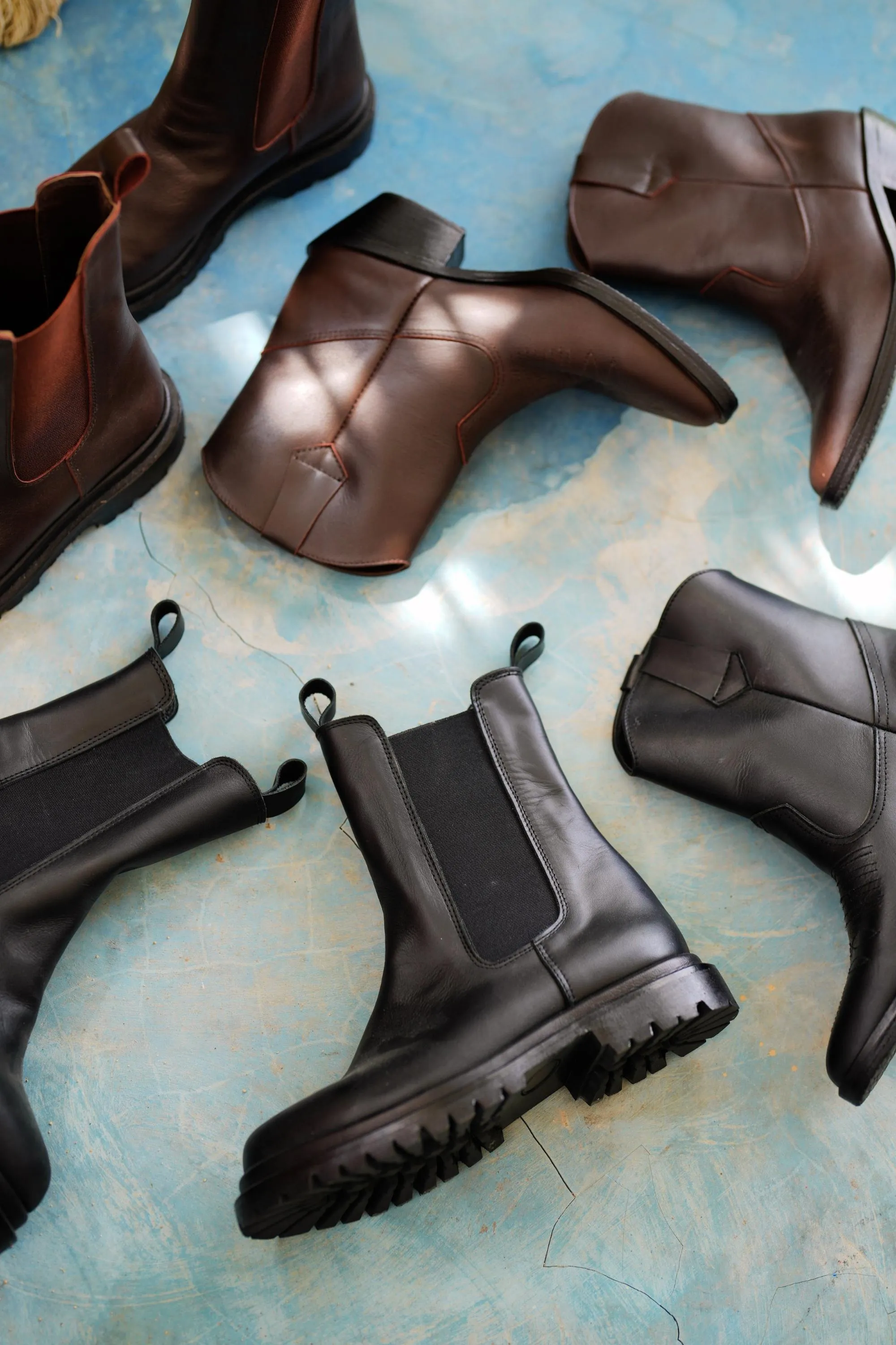 Jordyn Chelsea Leather Boots in Black